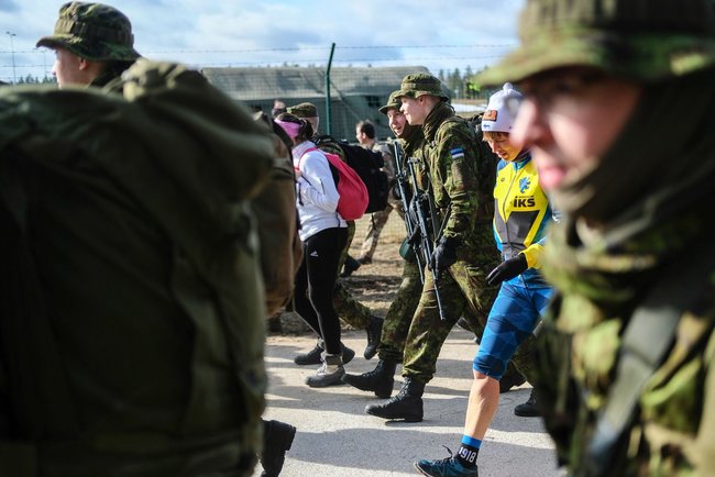 Президент Эстонии Кальюлайд совершила 30-километровый марш-бросок с военнослужащими 02 Президент Эстонии Кальюлайд совершила 30-километровый марш-бросок с военнослужащими 02 dqxikeidqxiqqeant