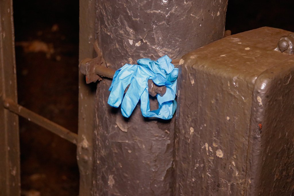 В центре Киева нашли мертвую женщину, а возле вокзала — мужчину без головы. Фото 18+