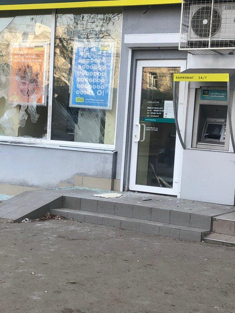 В Харькове ночью взорвали банкомат Взрывчатое устройство привели в действие дистанционно с помощью велосипедного троса. Фото: ХХ dqxikeidqxitkant