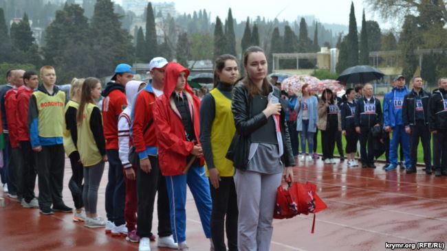 Бюджетников в оккупированной Ялте заставили сдавать под дождем нормы ГТО 01 Бюджетников в оккупированной Ялте заставили сдавать под дождем нормы ГТО 01 dqxikeidqxitkant