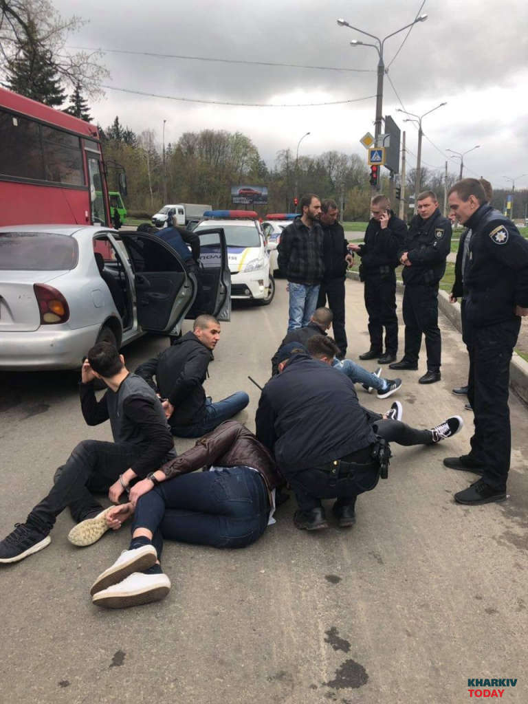 Иностранцы открыли стрельбу из машины возле части Нацгвардии в Харькове (Фото) Парни открыли стрельбу из машины. Фото: KHARKIV Today dqxikeidqxiqqeant