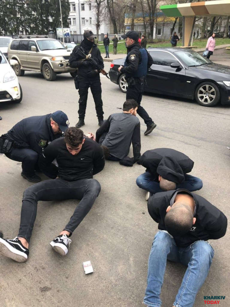 Иностранцы открыли стрельбу из машины возле части Нацгвардии в Харькове (Фото) В результате стрельбы никто не пострадал. Фото: KHARKIV Today