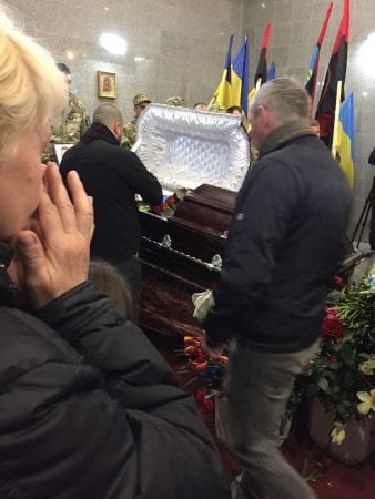 С парамедиком-добровольцем Николаем Волковым, умершим в результате ранения на Донбассе, простились в Мариуполе 03 С парамедиком-добровольцем Николаем Волковым, умершим в результате ранения на Донбассе, простились в Мариуполе 03