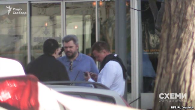 А вдруге, 12 квітня, Едуард Ставицький прийшов до будівлі, де розташований офіс Коломойського, в компанії