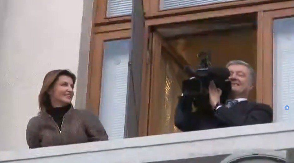 «Дякую, мій президенте!» Под АП пришли украинцы, устроив масштабный митинг в честь Порошенко «Дякую, мій президенте!» Под АП пришли украинцы, устроив масштабный митинг в честь Порошенко dqxikeidqxiqqeant