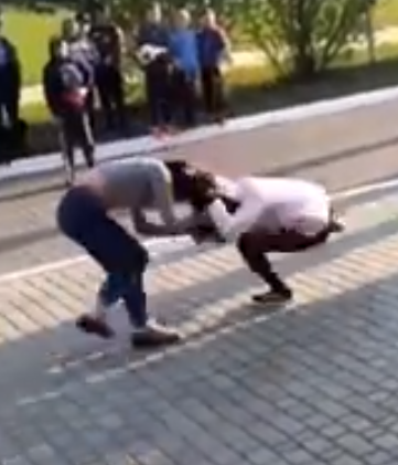 Ð”Ð¾Ð±Ð¸Ð²Ð°Ð»Ð° ÐºÑƒÐ»Ð°ÐºÐ°Ð¼Ð¸: Ð¶ÐµÑÑ‚Ð¾ÐºÐ¸Ðµ Ñ€Ð°Ð·Ð±Ð¾Ñ€ÐºÐ¸ ÑƒÐºÑ€Ð°Ð¸Ð½ÑÐºÐ¸Ñ… ÑˆÐºÐ¾Ð»ÑŒÐ½Ð¸Ñ† Ð¿Ð¾Ð¿Ð°Ð»Ð¸ Ð½Ð° Ð²Ð¸Ð´ÐµÐ¾