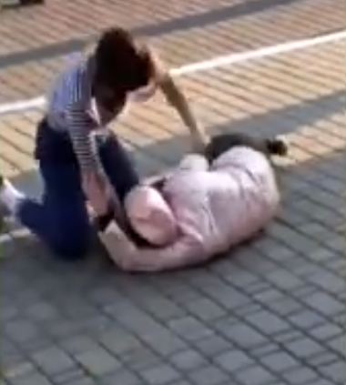 Ð”Ð¾Ð±Ð¸Ð²Ð°Ð»Ð° ÐºÑƒÐ»Ð°ÐºÐ°Ð¼Ð¸: Ð¶ÐµÑÑ‚Ð¾ÐºÐ¸Ðµ Ñ€Ð°Ð·Ð±Ð¾Ñ€ÐºÐ¸ ÑƒÐºÑ€Ð°Ð¸Ð½ÑÐºÐ¸Ñ… ÑˆÐºÐ¾Ð»ÑŒÐ½Ð¸Ñ† Ð¿Ð¾Ð¿Ð°Ð»Ð¸ Ð½Ð° Ð²Ð¸Ð´ÐµÐ¾