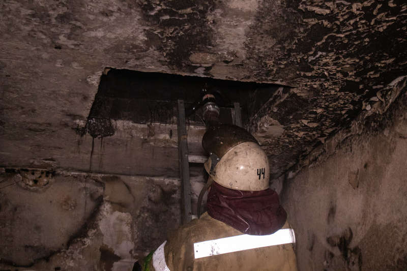 Ð?з-за пожаÑа из дома ÑвакÑиÑовали жилÑÑов