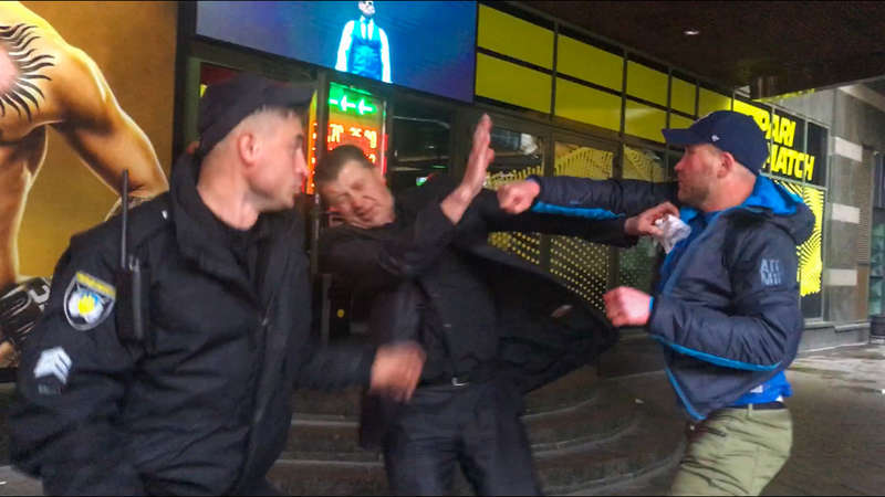 Ðаже пÑиезд полиÑии не оÑÑановил дебоÑиÑа