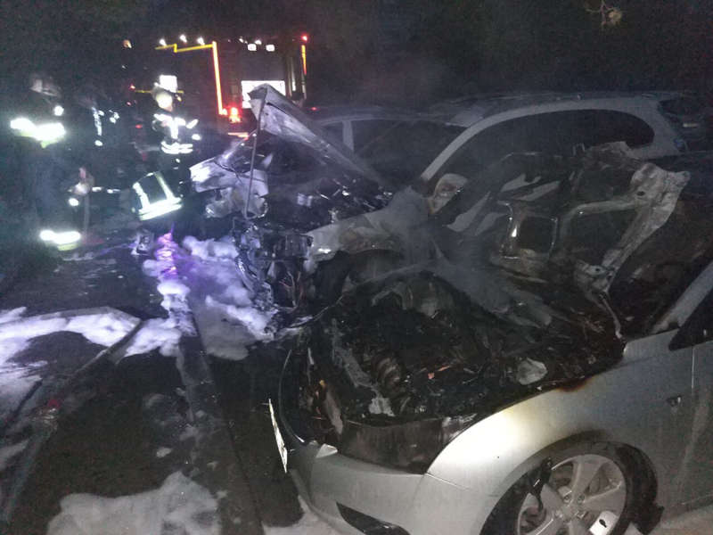Три иномарки сгорели ночью возле многоэтажки в Харькове (Фото) Пожар почти полностью уничтожил три автомобиля. Фото: ГСЧС в Харьковской области dqxikeidqxiqqeant