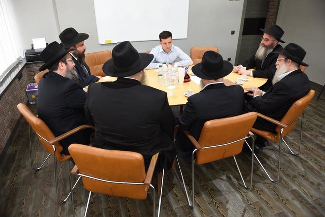 Зеленский в окружении раввинов: новый президент строит диалог с оккупированными территориями 01 Зеленский в окружении раввинов: новый президент строит диалог с оккупированными территориями 01 dqxikeidqxiqqeant