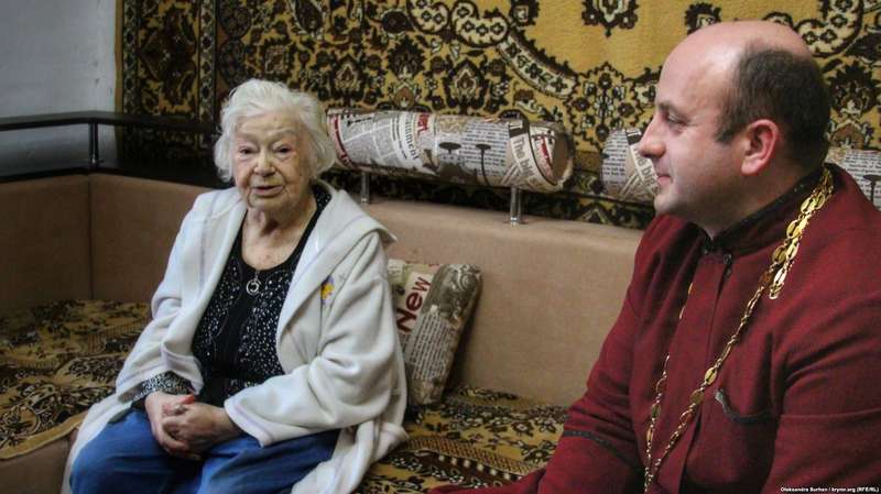 Пани Теодозию проведывает священник, они знакомы еще со времен Оранжевой революции. Отец Ярослав Гонтарь вспоминает, как женщина кричала на митинге: «Коммунисты, я вас не боюсь»