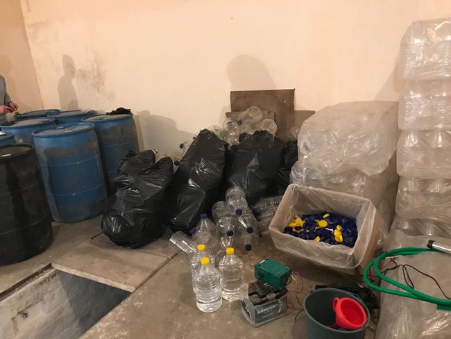 Налоговики ликвидировали на Сумщине подпольный цех по изготовлению фальсификата, в котором ежемесячно перерабатывалось 30 тыс. литров спирта 02 Налоговики ликвидировали на Сумщине подпольный цех по изготовлению фальсификата, в котором ежемесячно перерабатывалось 30 тыс. литров спирта 02 dqxikeidqxiqqeant