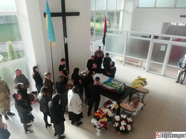 С воином 79-й ОДШБр Василием Джусом, погибшим на Донбассе, простились в Ивано-Франковске 10 С воином 79-й ОДШБр Василием Джусом, погибшим на Донбассе, простились в Ивано-Франковске 10