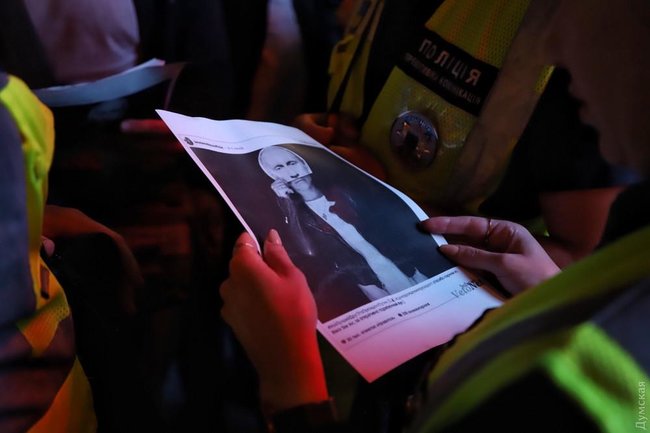 Активисты в Одессе сожгли флаг РФ, выступая против концерта фанатки Путина Темниковой 04 Активисты в Одессе сожгли флаг РФ, выступая против концерта фанатки Путина Темниковой 04