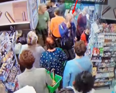 Мужчина следит за ребенком dqxikeidqxitkant