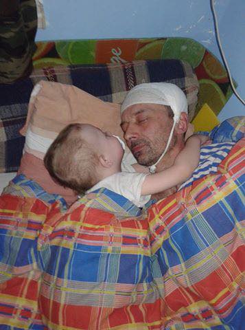 На данном изображении может находиться: 1 человек, спит и ребенок