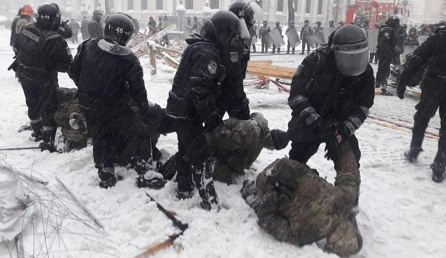 На данном изображении может находиться: один или несколько человек и на улице