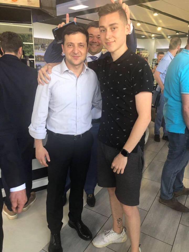 Адвокат Коломойского на фото наставил рожки президенту Украины: сеть кипит, Зеленский улыбается dqxikeidqxiqqeant