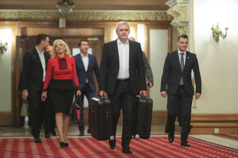 Драгня з валізами. Фото Inquam Photos dqxikeidqxiqxxant