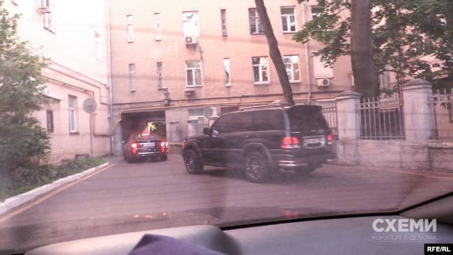 Ввечері 31 травня кортеж олігарха Пінчука виїхав з бокових воріт Адміністрації президента dqxikeidqxiqqeant
