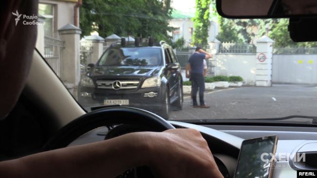 Крім того, 28 травня у дворі АП чекала і машина охорони екс-президента Кучми