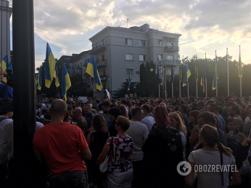 "Капитуляция – предательство!" Украинцы устроили массовую акцию под АП