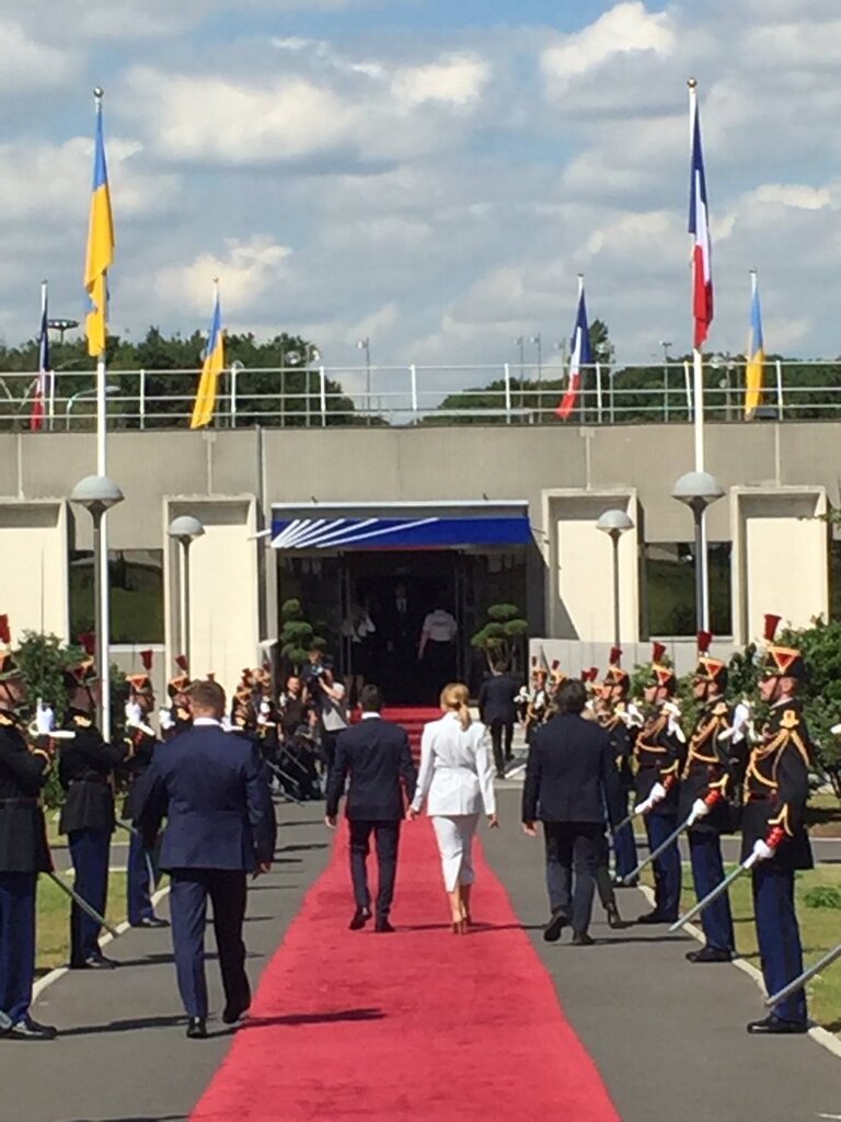 ÐеленÑкий Ñ Ð¶ÐµÐ½Ð¾Ð¹ пÑилеÑели во ФÑанÑиÑ