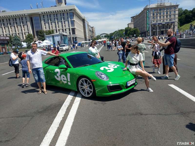 Українці навіть перефарбовують власні автомобілі у кольори провладної партії dqxikeidqxiqqeant