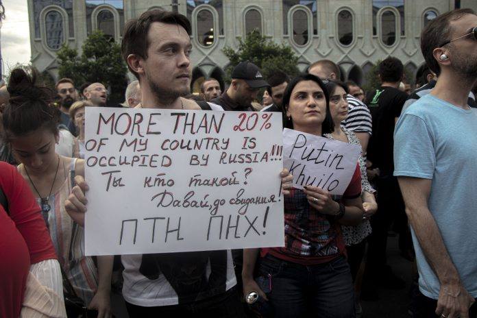 На данном изображении может находиться: 5 человек, люди улыбаются, люди стоят, толпа и на улице dqxikeidqxiqqeant