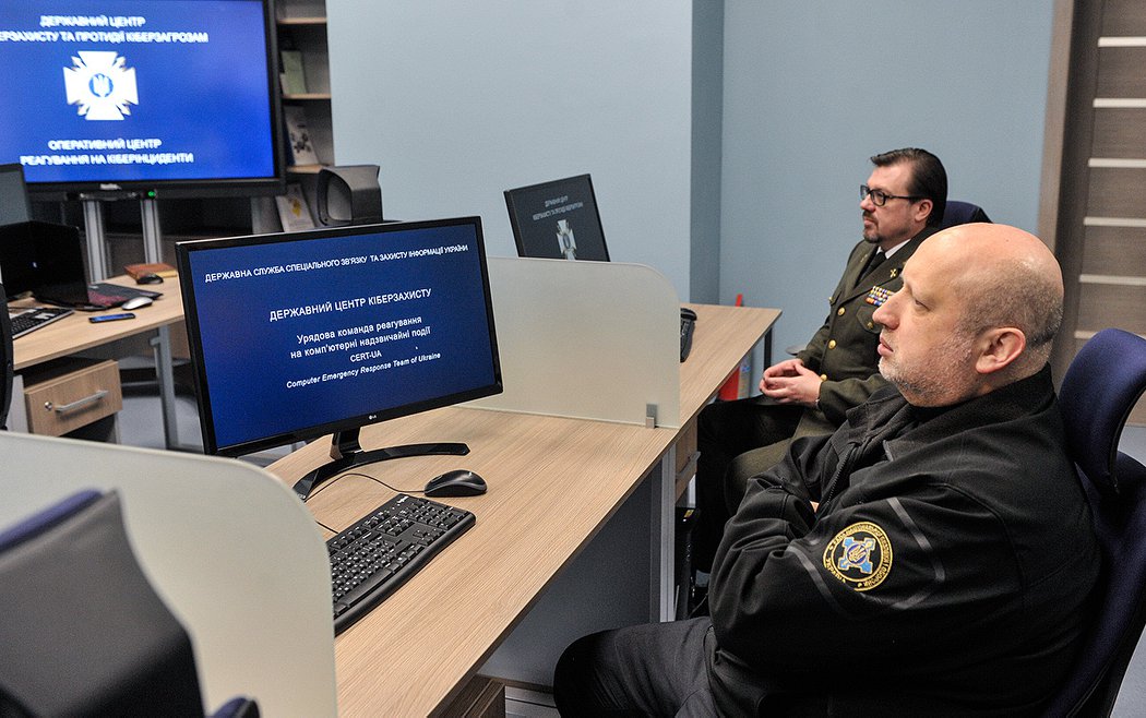 Ðа данном изобÑажении Ð¼Ð¾Ð¶ÐµÑ Ð½Ð°Ñ
одиÑÑÑÑ: 2 Ñеловека, ÑкÑан, оÑÐ¸Ñ Ð¸ в помеÑении dqxikeidqxitkant