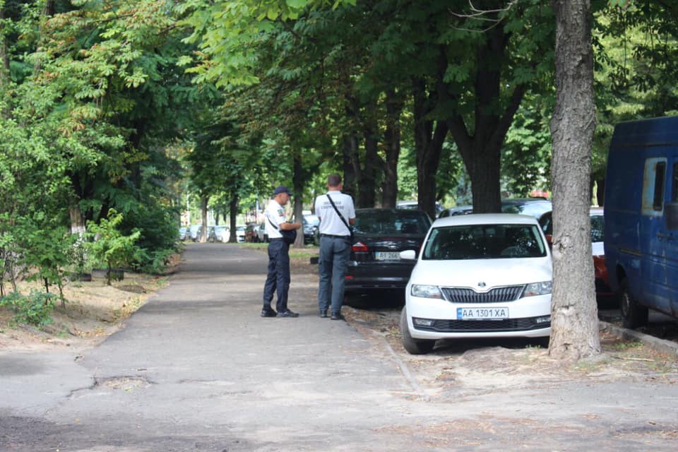 Ð—Ð° Ð¿Ð°Ñ€ÐºÐ¾Ð²ÐºÑƒ Ð½Ð° Ð³Ð°Ð·Ð¾Ð½Ðµ Ñ‚ÐµÐ¿ÐµÑ€ÑŒ ÑˆÑ‚Ñ€Ð°Ñ„ÑƒÑŽÑ‚. Ð¤Ð¾Ñ‚Ð¾: facebook.com/ekologiakyiv dqxikeidqxiqqeant