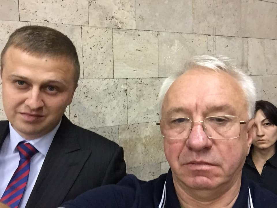 На данном изображении может находиться: 3 человека, очки и часть тела крупным планом dqxikeidqxiqqeant