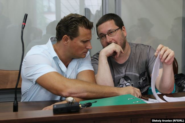 Адвокат Валентин Рибін і Станіслав Єжов у суді. 2 липня 2019 року dqxikeidqxiqqeant