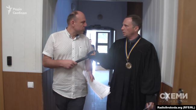 Огурцов спершу не захотів відповідати на запитання, як він ухвалював рішення 17 квітня, якщо він нібито був відсутній на роботі через хворобу