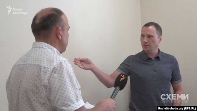 Згодом Огурцов пояснив, що 17 квітня над судовою ухвалою працював не він, а його помічниця