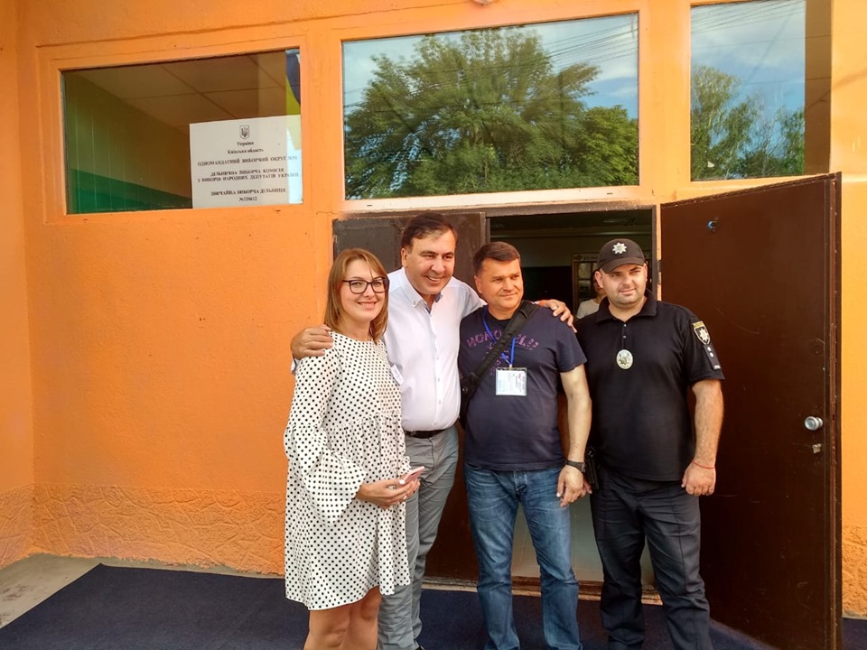 На изображении может находиться: 4 человека, люди улыбаются, люди стоят dqxikeidqxiqqeant