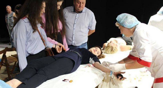 «Семейство @банутых театралов»: Журналист высмеял жену Порошенко на сдаче крови «Семейство @банутых театралов»: Журналист высмеял жену Порошенко на сдаче крови dqxikeidqxitkant