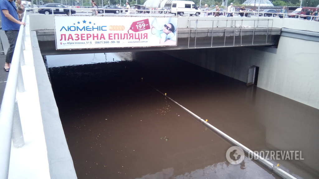 В Киеве из-за дождя затопило улицы: транспорт парализовало