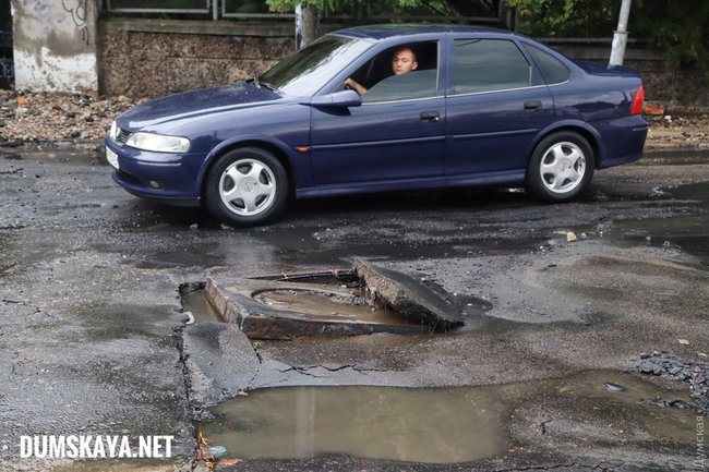 Ночной ураган в Одессе повалил десятки деревьев, оборвал провода, повредил транспорт 13 Ночной ураган в Одессе повалил десятки деревьев, оборвал провода, повредил транспорт 13