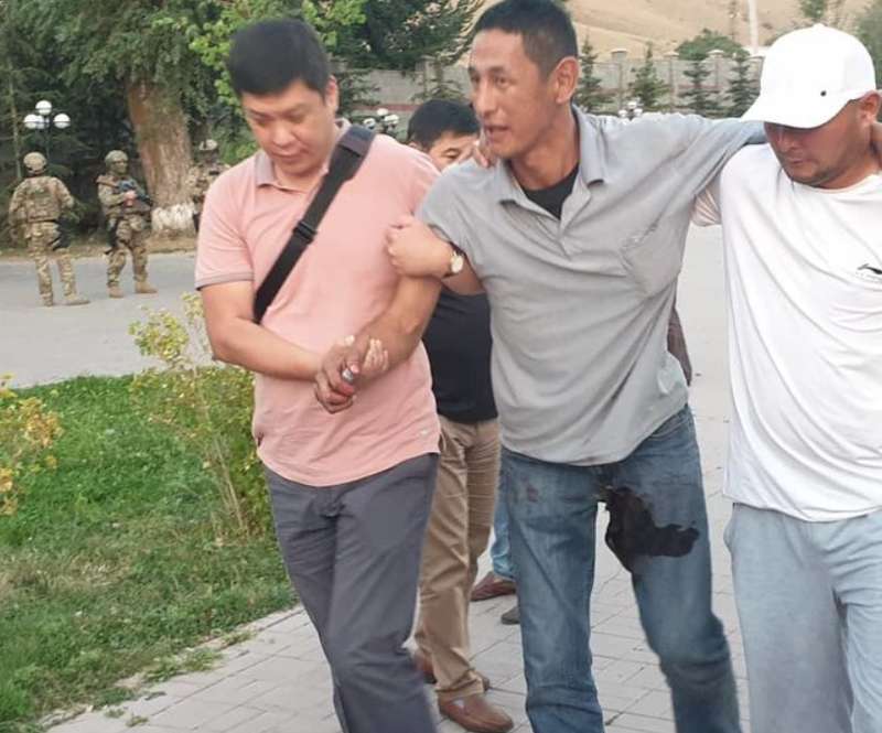 В Киргизии спецназ штурмовал дом экс-президента: много раненых