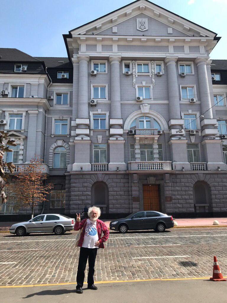 Российский журналист поиздевался над СБУ прямо в центре Киева, фото dqxikeidqxiqqeant