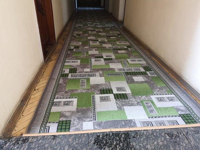 ÐŸÐµÑ€ÐµÐ´ Ð²Ð¸Ð·Ð¸Ñ‚Ð¾Ð¼ Ð—ÐµÐ»ÐµÐ½ÑÐºÐ¾Ð³Ð¾ Ð² ÐžÐ»ÐµÐ²ÑÐºÐ¾Ð¹ Ð Ð“Ð ÑÑ‚Ð°Ñ€Ñ‹Ð¹ Ð¿Ð°Ñ€ÐºÐµÑ‚ Ð¿Ñ€Ð¸ÐºÑ€Ñ‹Ð»Ð¸ Ð½Ð¾Ð²Ñ‹Ð¼ ÐºÐ¾Ð²Ñ€Ð¾Ð¼, Ð½ÐµÑÐºÐ¾Ð»ÑŒÐºÐ¾ ÑÐ¾Ñ‚ÐµÐ½ Ð»ÑŽÐ´ÐµÐ¹ Ð¶Ð´ÑƒÑ‚ Ð¿Ñ€ÐµÐ·Ð¸Ð´ÐµÐ½Ñ‚Ð° Ð²Ð¾Ð·Ð»Ðµ Ð·Ð´Ð°Ð½Ð¸Ñ 02 dqxikeidqxitkant