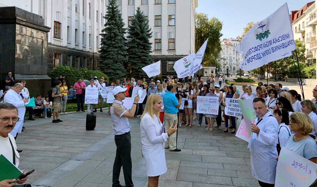 Несколько сотен человек под Офисом Президента требуют отставки Супрун