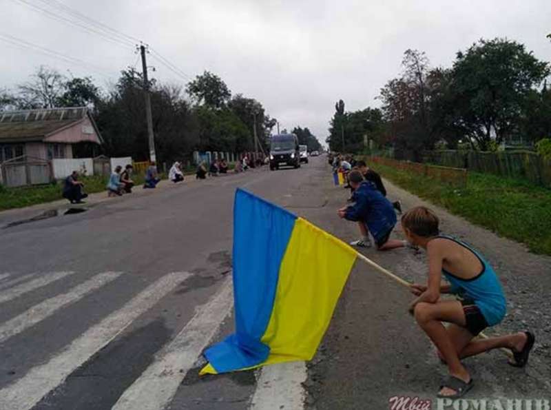Люди встали на колени перед Героем