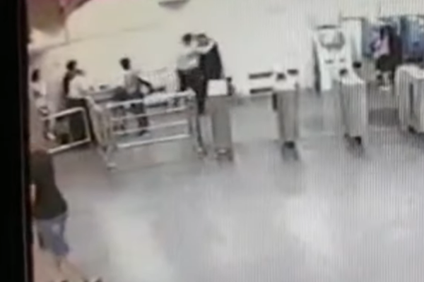 В метро Харькова неадекват напал на полицейского: дерзкое преступление попало на видео dqxikeidqxiqqeant