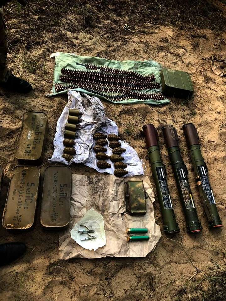 На Луганщині СБУ виявила схованку зі зброєю. ФОТО