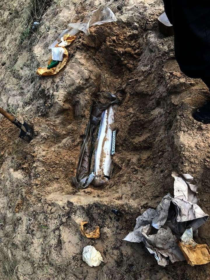 На Луганщині СБУ виявила схованку зі зброєю. ФОТО