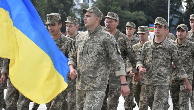 Ко Дню Государственного Флага 240 военных образовали огромный тризуб в Краматорске 04 Ко Дню Государственного Флага 240 военных образовали огромный тризуб в Краматорске 04