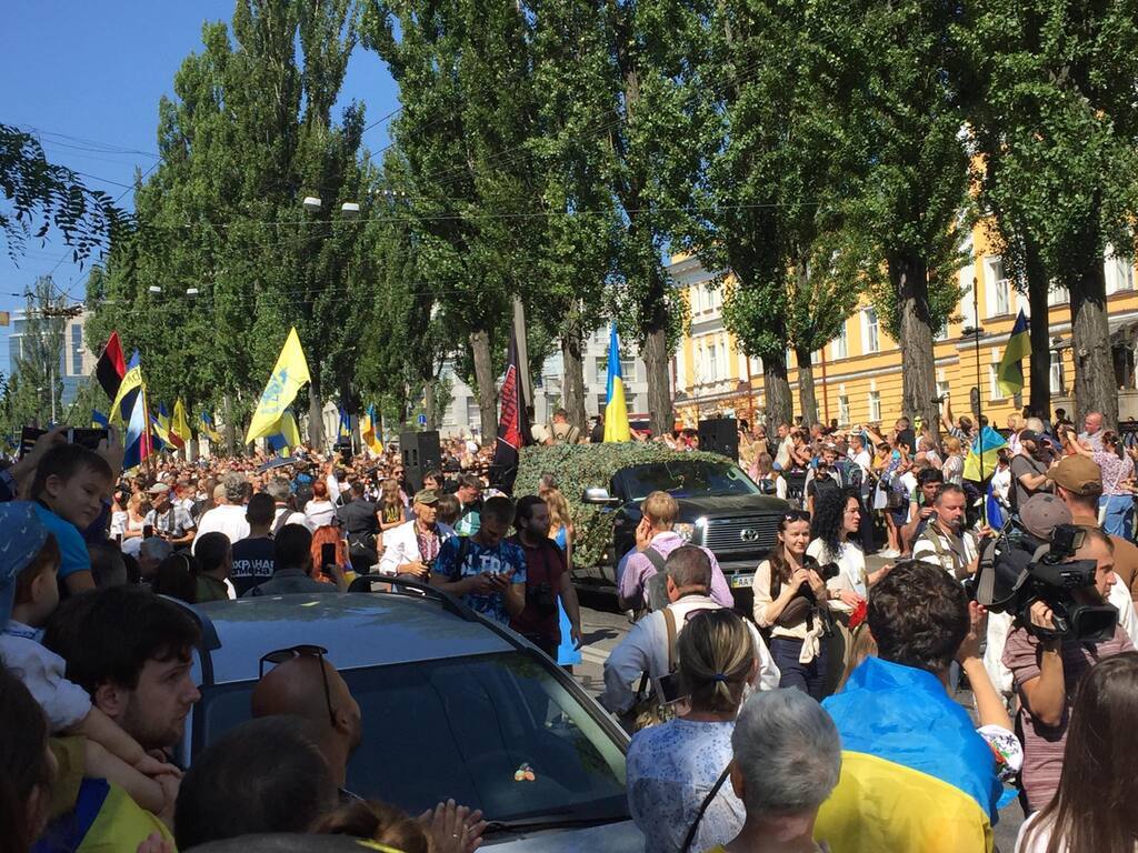 На Майдане после Зеленского устроили трогательный марш с овациями dqxikeidqxiqqeant